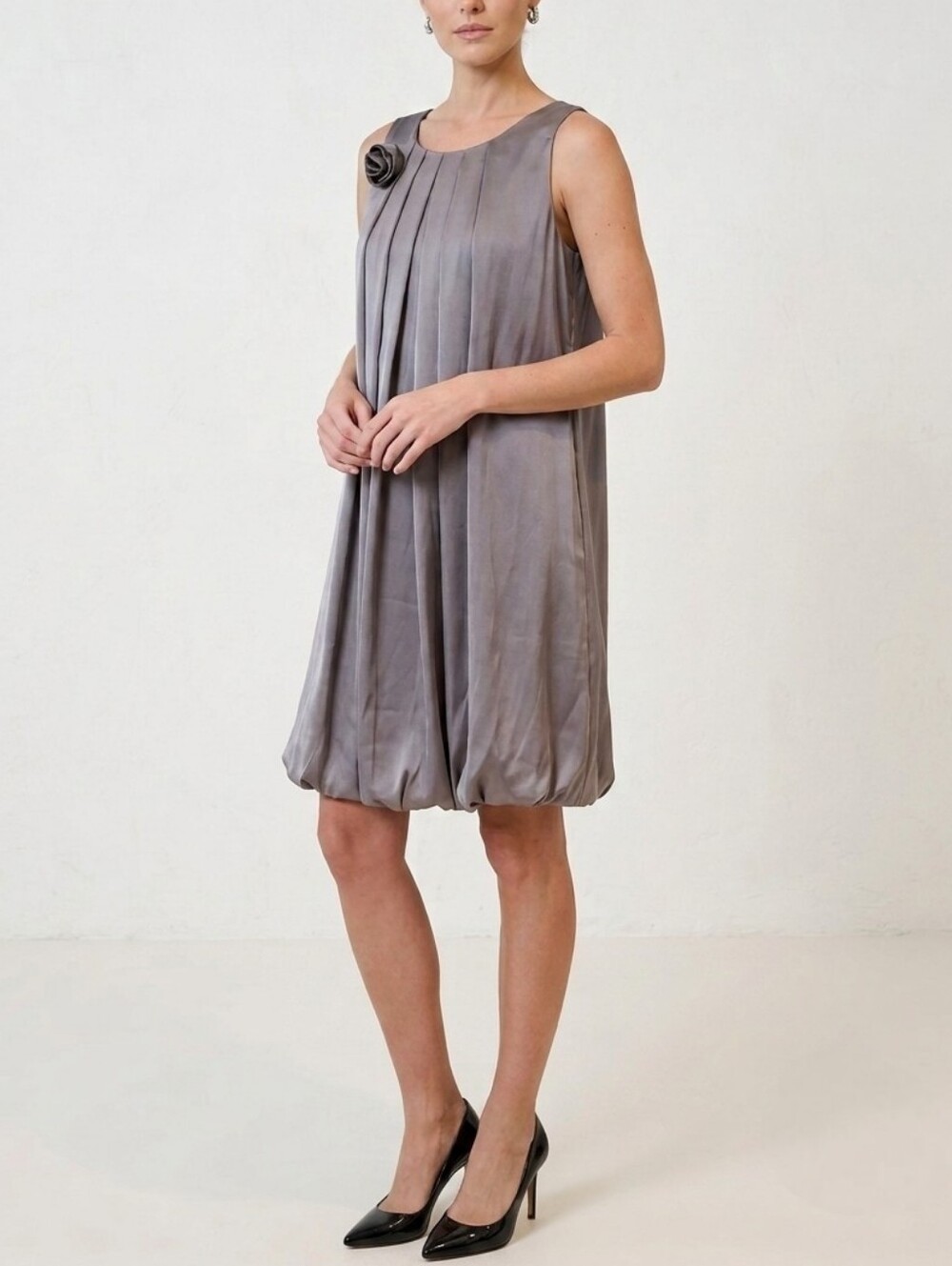 Max Mara Gray 100% Silk Sleeveless Pleated Bubble Hem Mini Dress Womens Size 6 - Picture 1 of 10